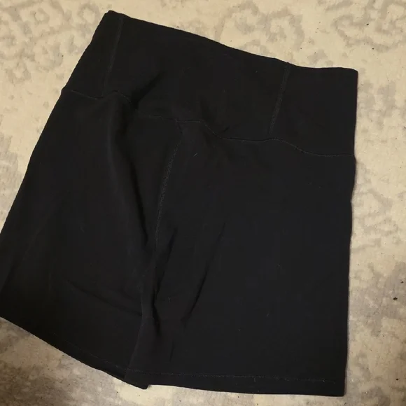 Vuori Women's Black Bike Shorts - Picture 4 of 6